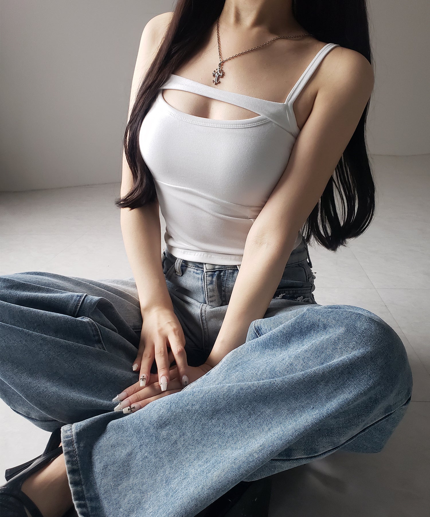 【 ３color ／ カップ付き 】胸開きカットアウトデザインスリムキャミソール ／ chest open cutout design slim camisole