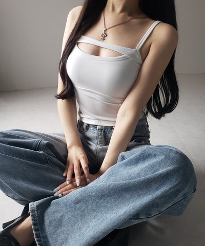 【 ３color ／ カップ付き 】胸開きカットアウトデザインスリムキャミソール ／ chest open cutout design slim camisole