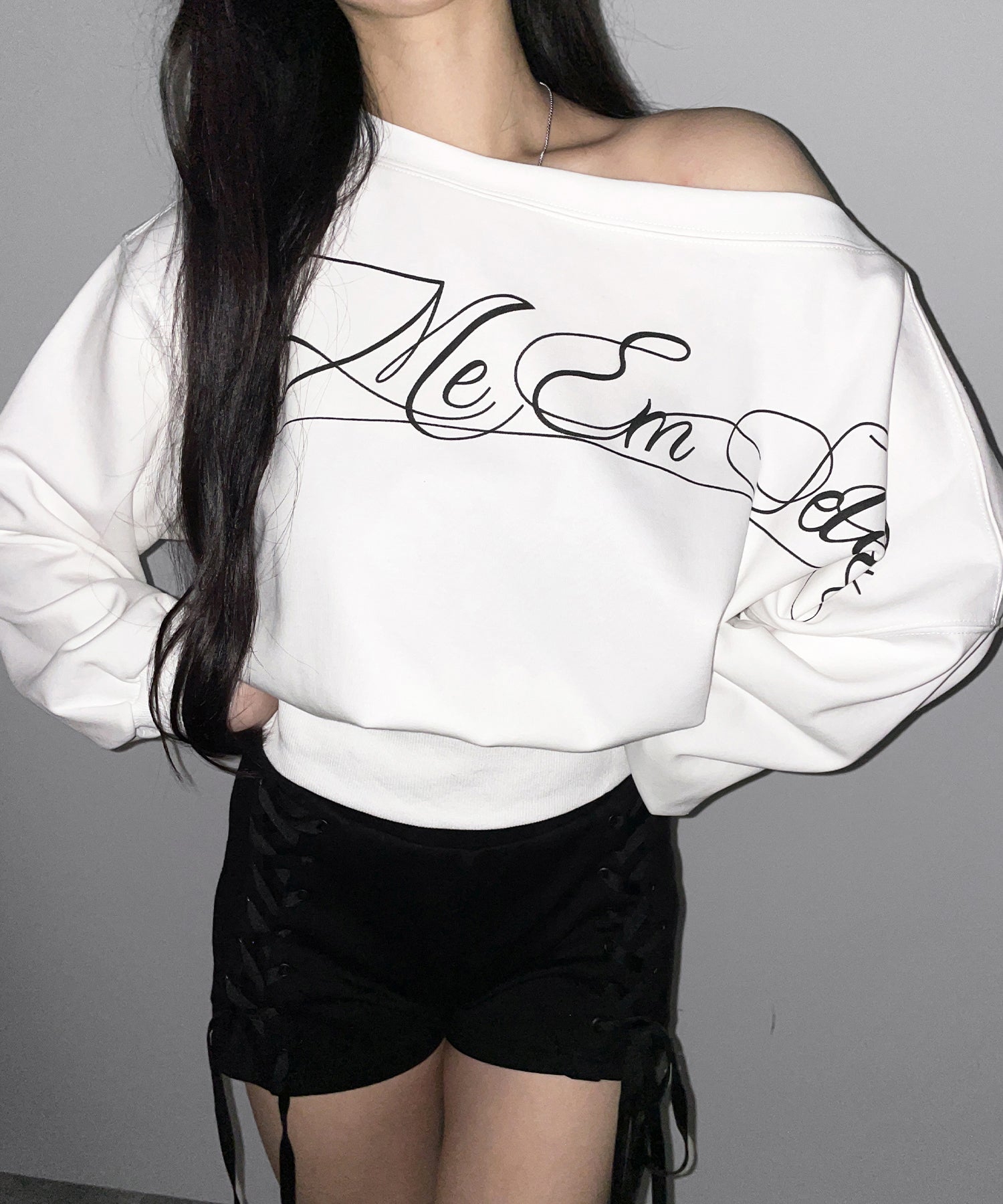 レタリングロゴワンショルショートスウェットライクトップス ／ lettering logo one-shoulder short sweatlike tops