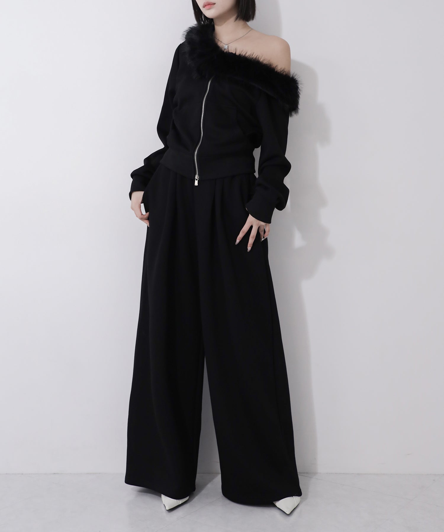 【 セットアップ 】ファーダブルジップワンショルスウェット＆タックワイドスウェットパンツ ／ Fur double-zip one-shoulder sweatshirt ＆ tuck wide sweatpants SETUP