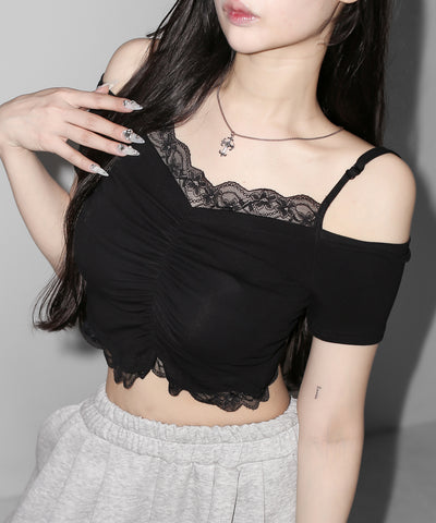 レースドッキングシャーリング半袖オフショルトップス ／ lace docking shirring short-sleeved off-shoulder tops