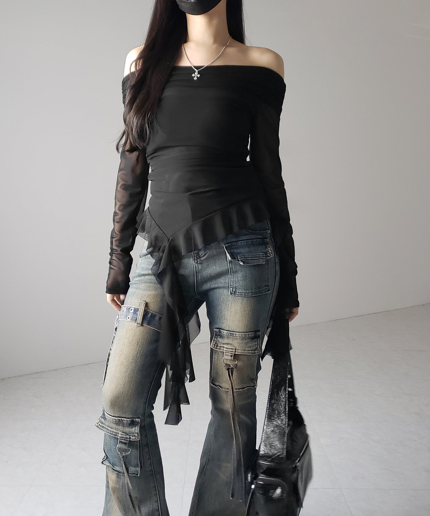 【 ２color 】アシンメトリーフリルオフショルシアートップス ／ asymmetrical frill off-shoulder sheer tops