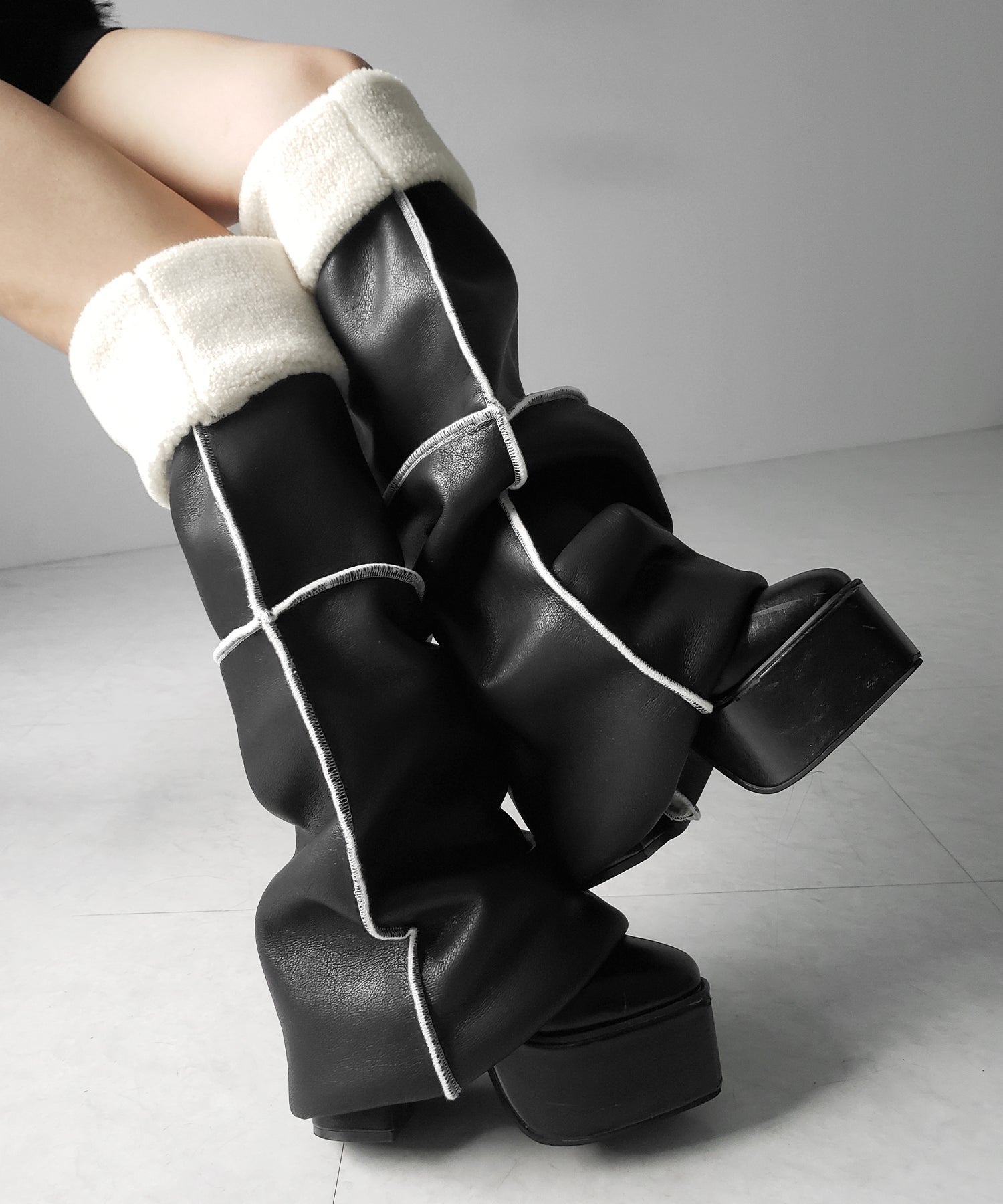 【 ニーハイにもなる２WAY 】ムートンフェイクレザールーズレッグカバー ／ mouton fake leather loose leg cover