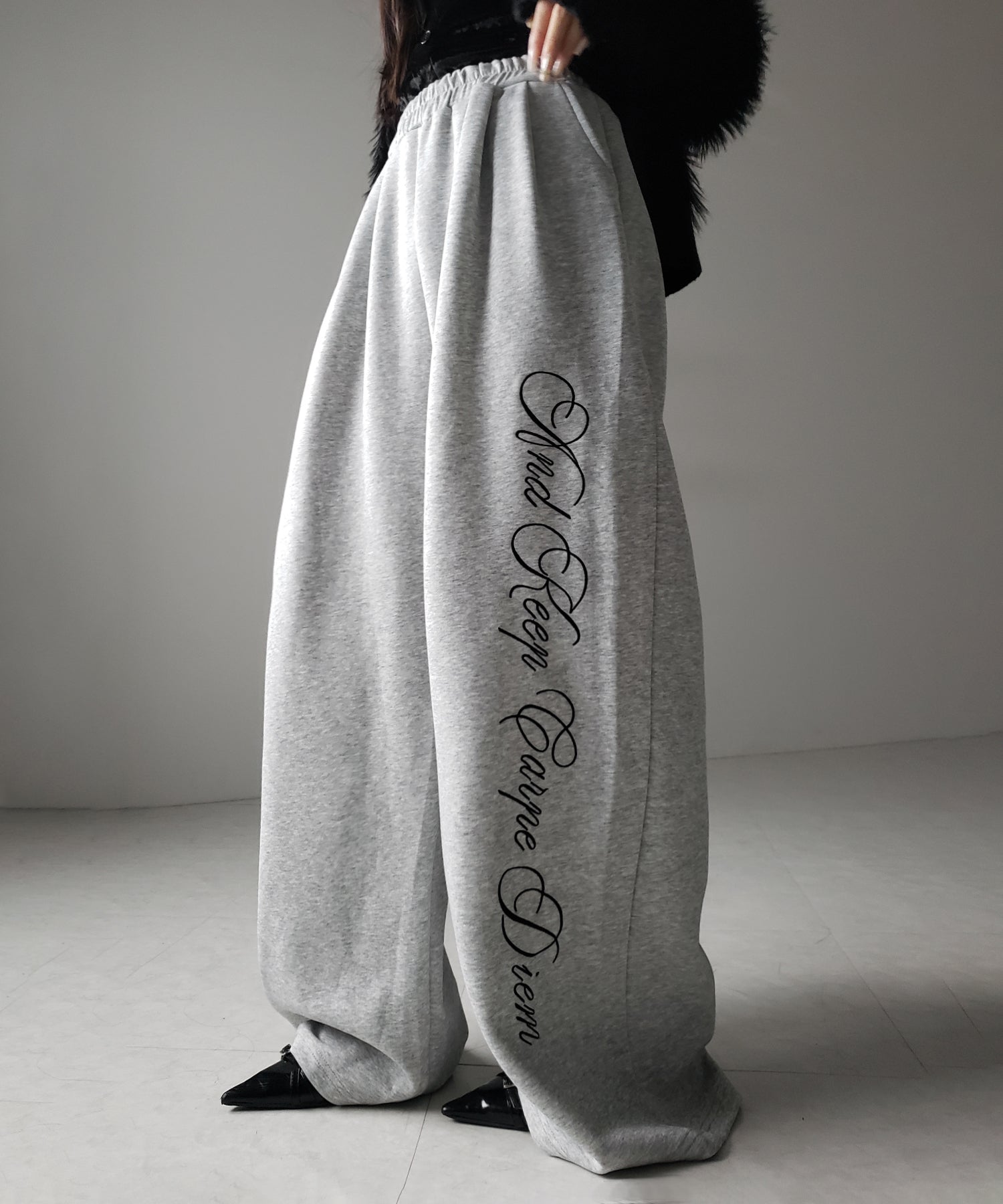 レタリングロゴ刺繍ワイドスウェットパンツ ／ lettering logo embroidery wide sweatpants