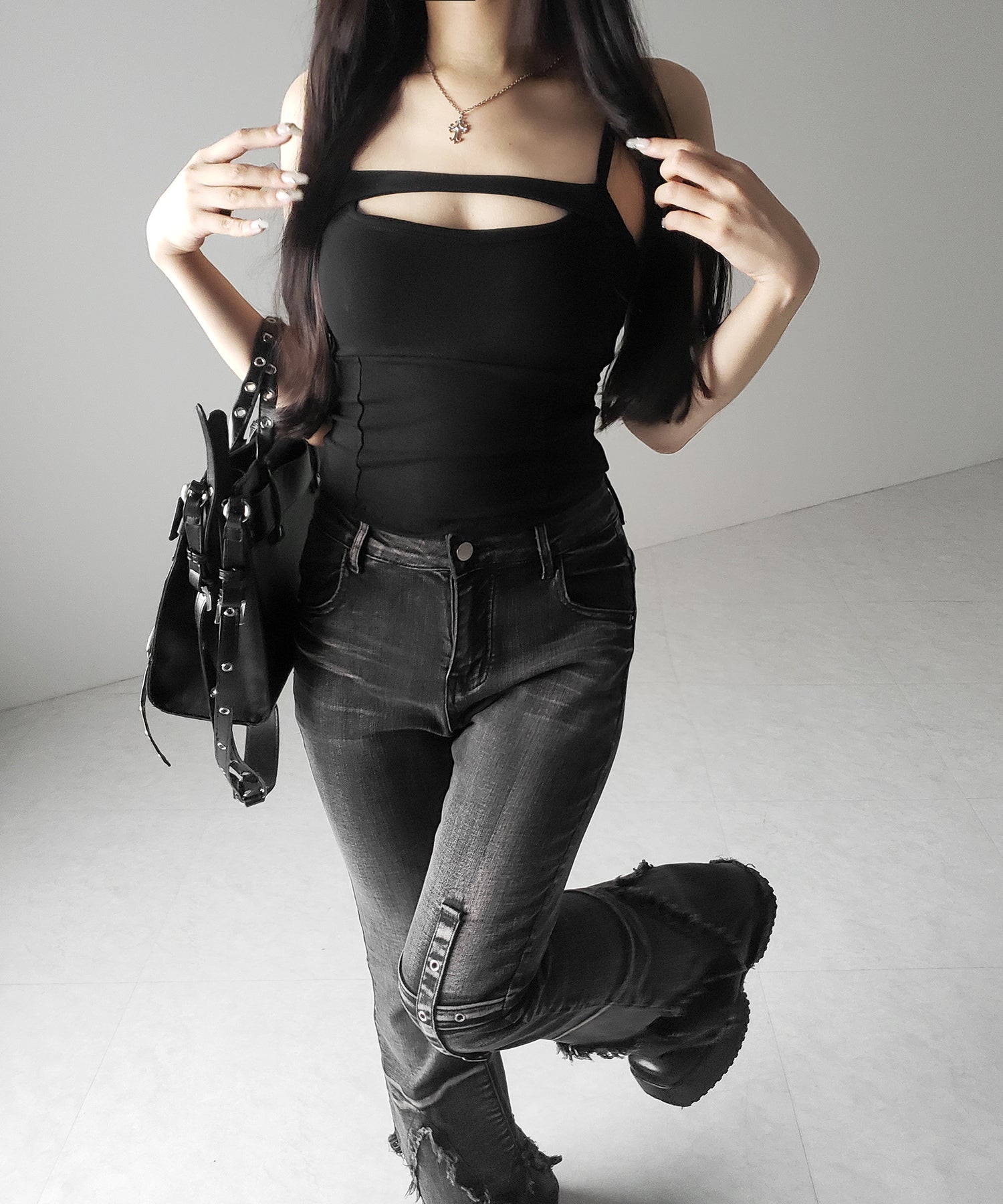 【 ３color ／ カップ付き 】胸開きカットアウトデザインスリムキャミソール ／ chest open cutout design slim camisole