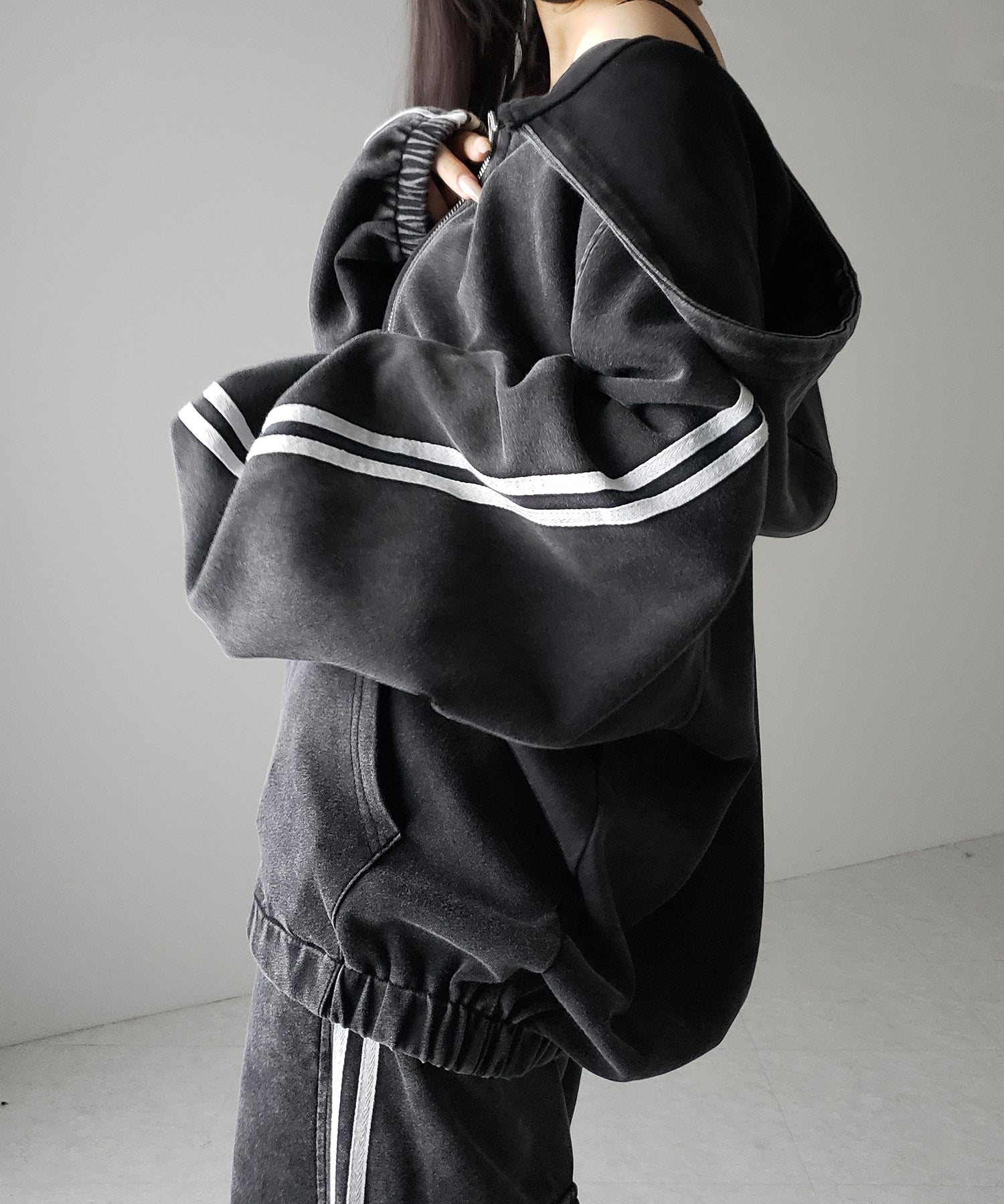 ピグメントヴィンテージ加工サイドラインジップアップパーカー ／ Pigment vintage side line zip-up hoodie