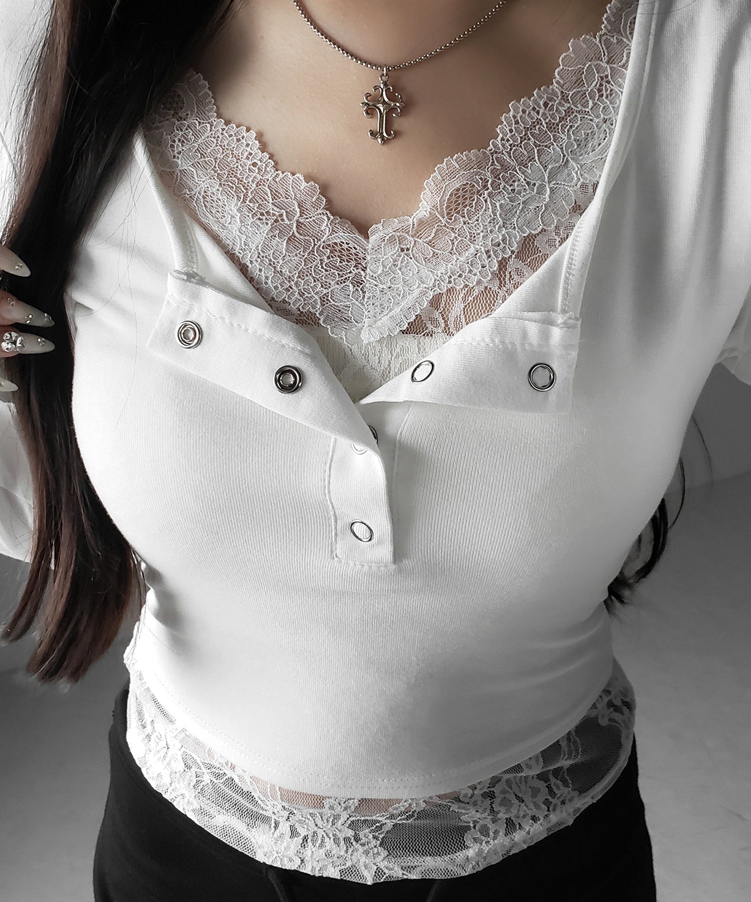 【 人気アイテムの長袖verが新登場！ 】レースレイヤードヘンリーネックスクエア長袖Ｔシャツ ／ lace layered henley neck square long sleeve T-shirt