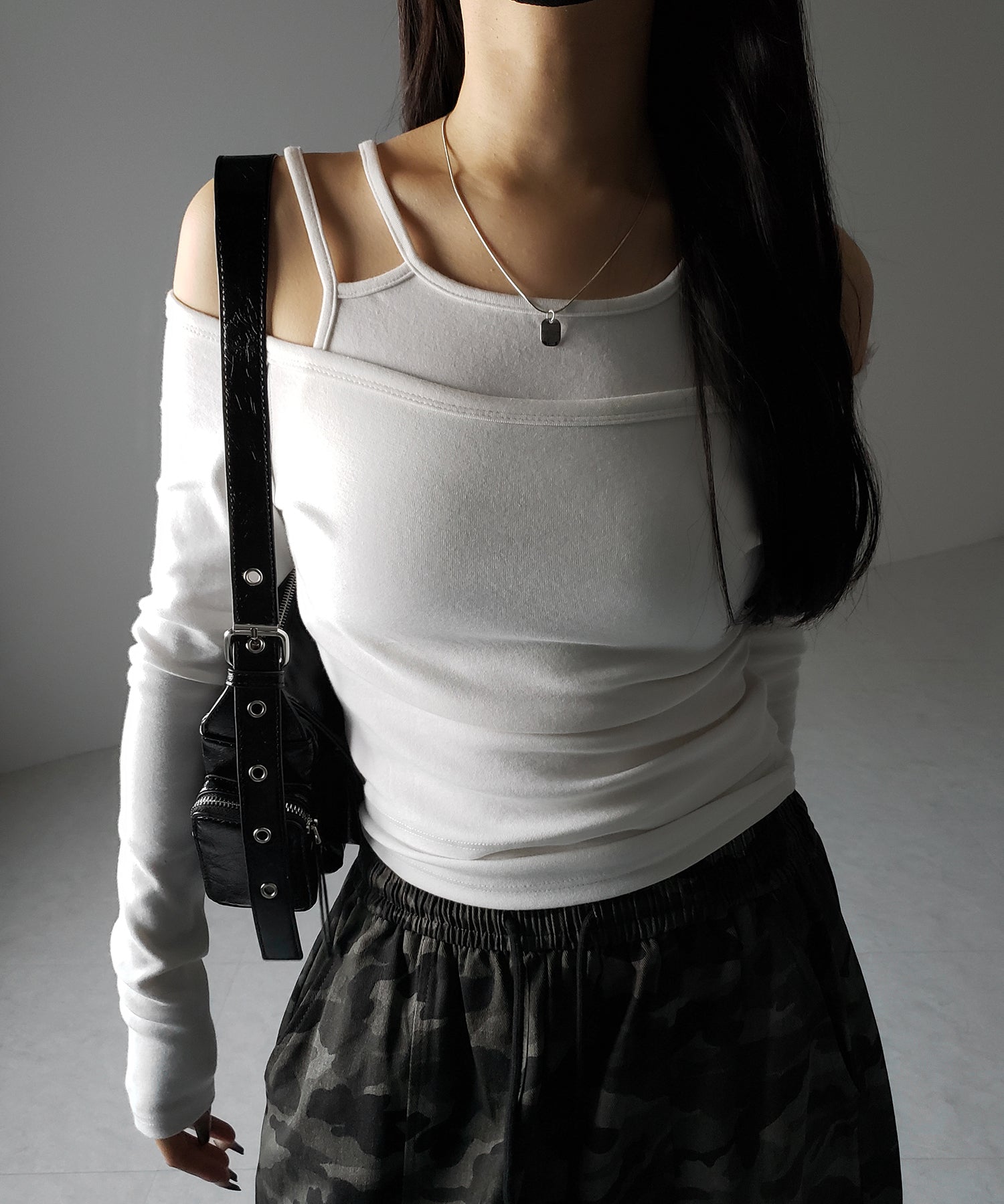 【 ２color 】レイヤードダブルストラップオフショルトップス ／ layerd double strap off shoulder tops