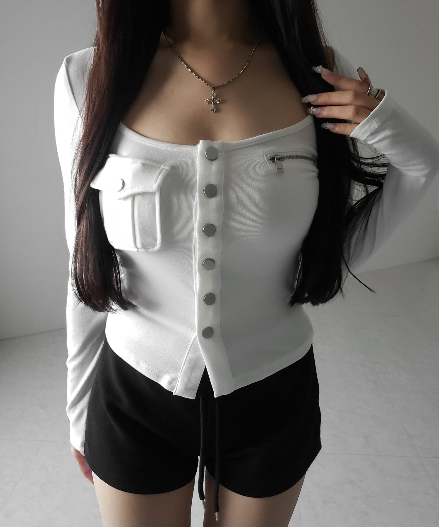 アウトポケットスクエアネック長袖スリムTシャツ ／Out pocket square neck long sleeve slim T-shirt