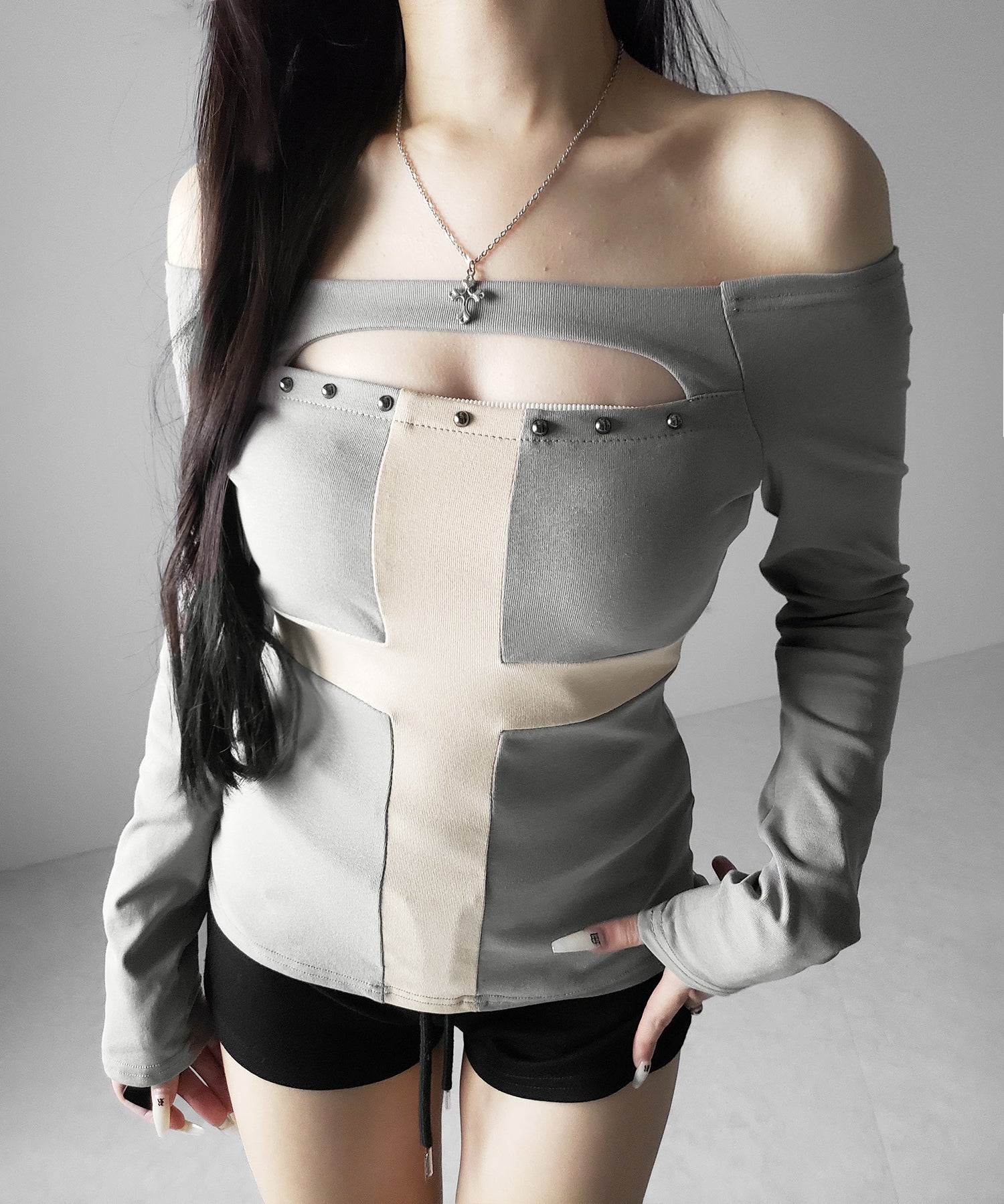 十字架クロスデザインカットアウトオフショルスリムトップス ／ cross design cutout offshoulder slim tops