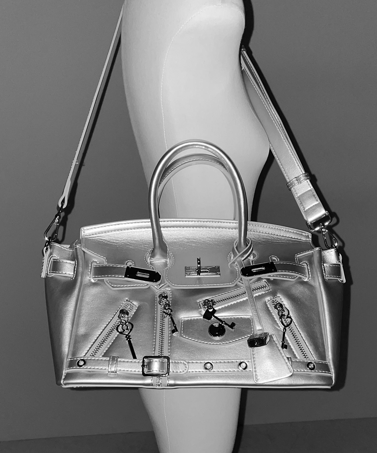 【 ショルダーストラップ付き２WAY 】ベルテッドキーチャームフラップスクエアハンドバッグ ／ ( 2WAY ) belted key charm flap square handbag