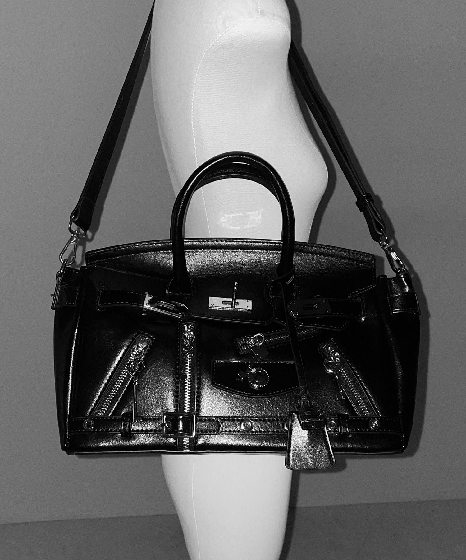 【 ショルダーストラップ付き２WAY 】ベルテッドキーチャームフラップスクエアハンドバッグ ／ ( 2WAY ) belted key charm flap square handbag