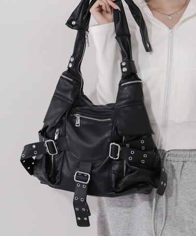【 多ポケットで収納力抜群 】３連ベルテッド多ポケットフェイクレザーショルダーバッグ ／ Three belted multi pocket fake leather shoulder bag