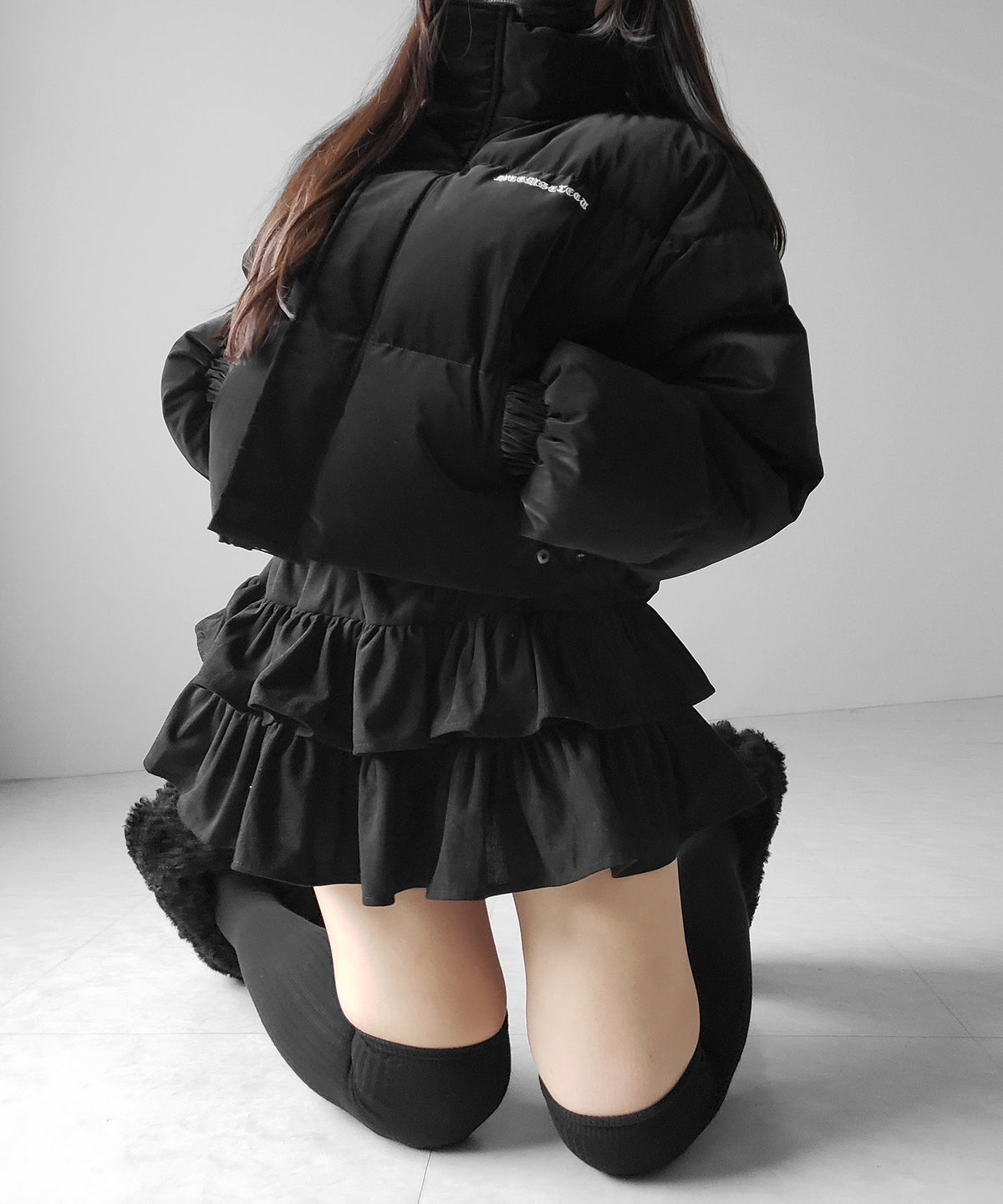 【 新色ピンクが追加！ 】グランジロゴ刺繍ショートパフ中綿ジャケット ／ grunge logo embroidery short puff fake down jacket