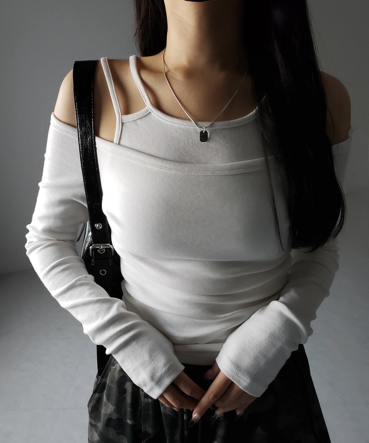 【 ２color 】レイヤードダブルストラップオフショルトップス ／ layerd double strap off shoulder tops
