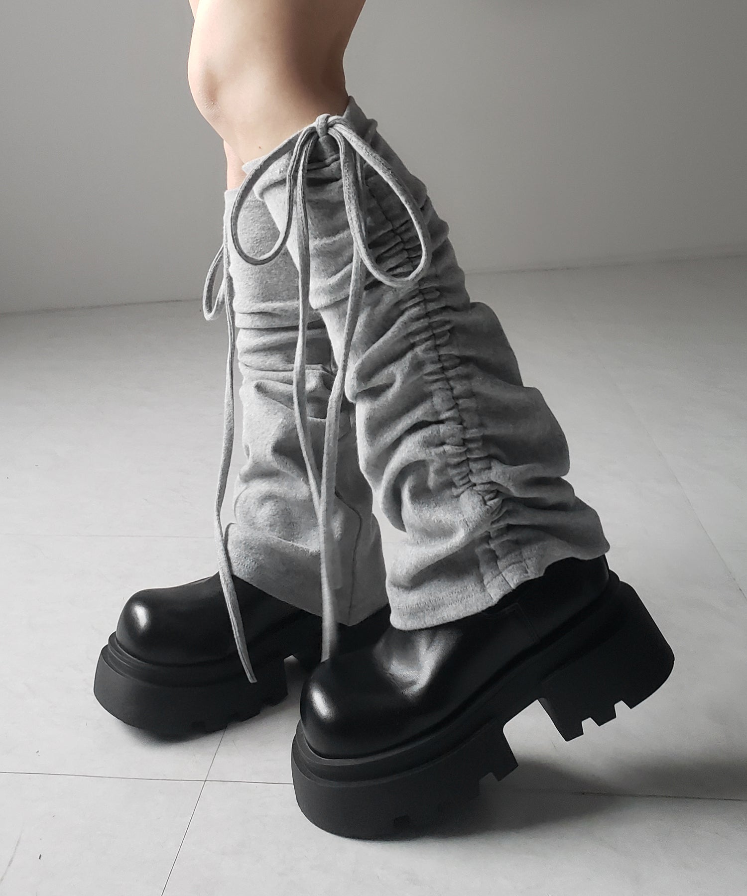 【 ２color 】ストラップリボンサイドシャーリングレッグカバー ／ strap ribbon side shirring leg cover