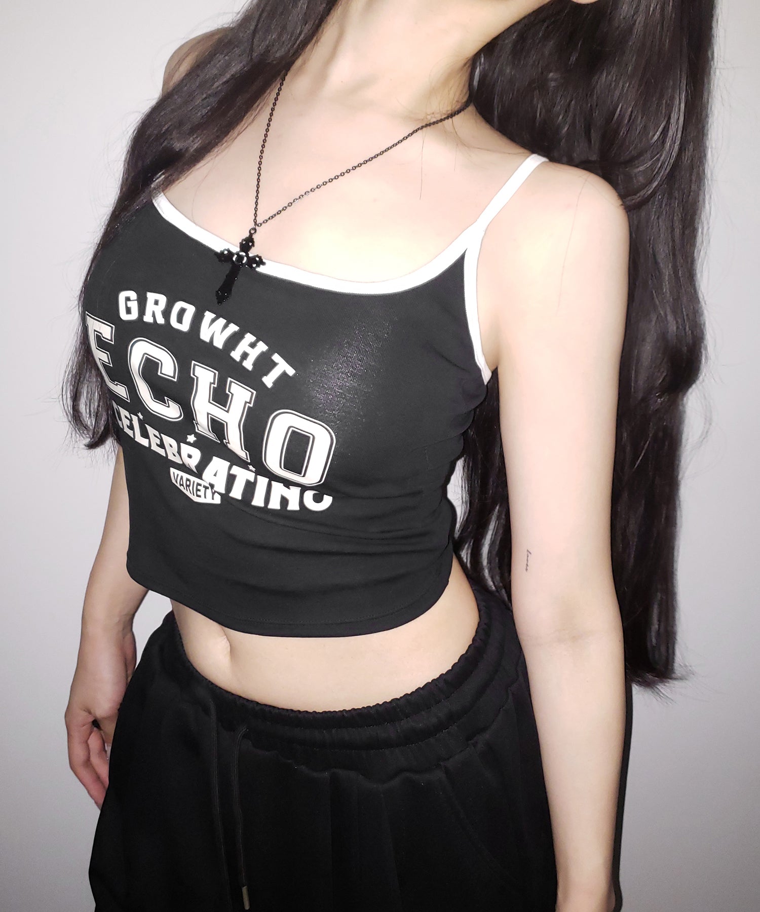 【 カップ付き 】フロントロゴプリントショートキャミソール ／ front logo print short camisole