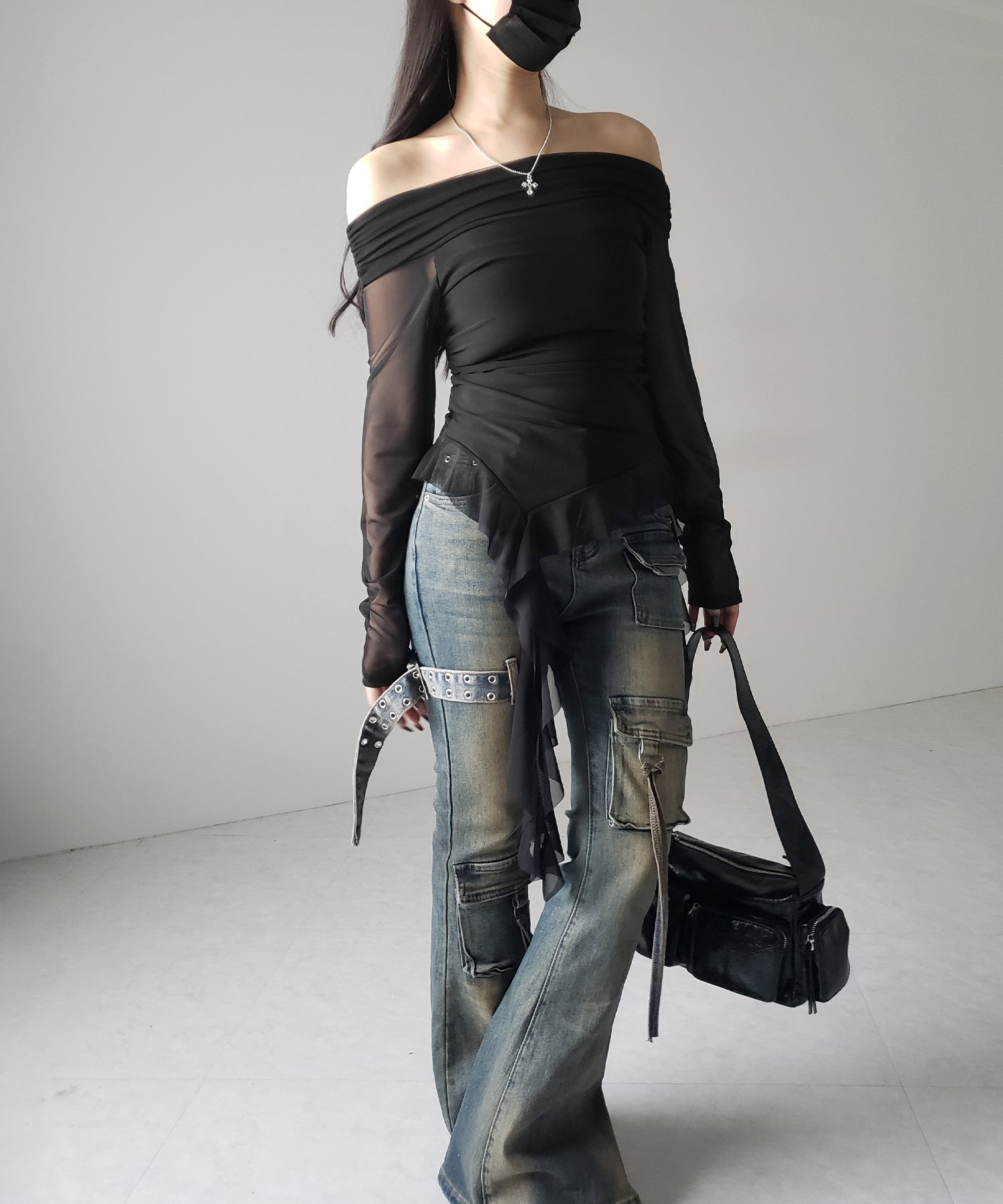 【 ２color 】アシンメトリーフリルオフショルシアートップス ／ asymmetrical frill off-shoulder sheer tops