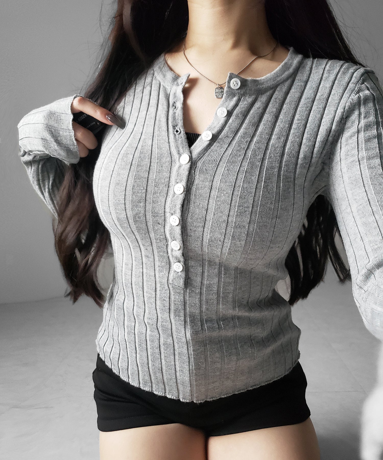 スリムフィットヘンリーネックリブトップス ／ slim fit henley neck ribbed tops