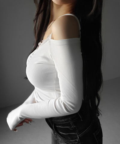 レースレイヤードギャザーオフショル長袖Ｔシャツ ／ lace layered gather off-shoulder long-sleeved T-shirts