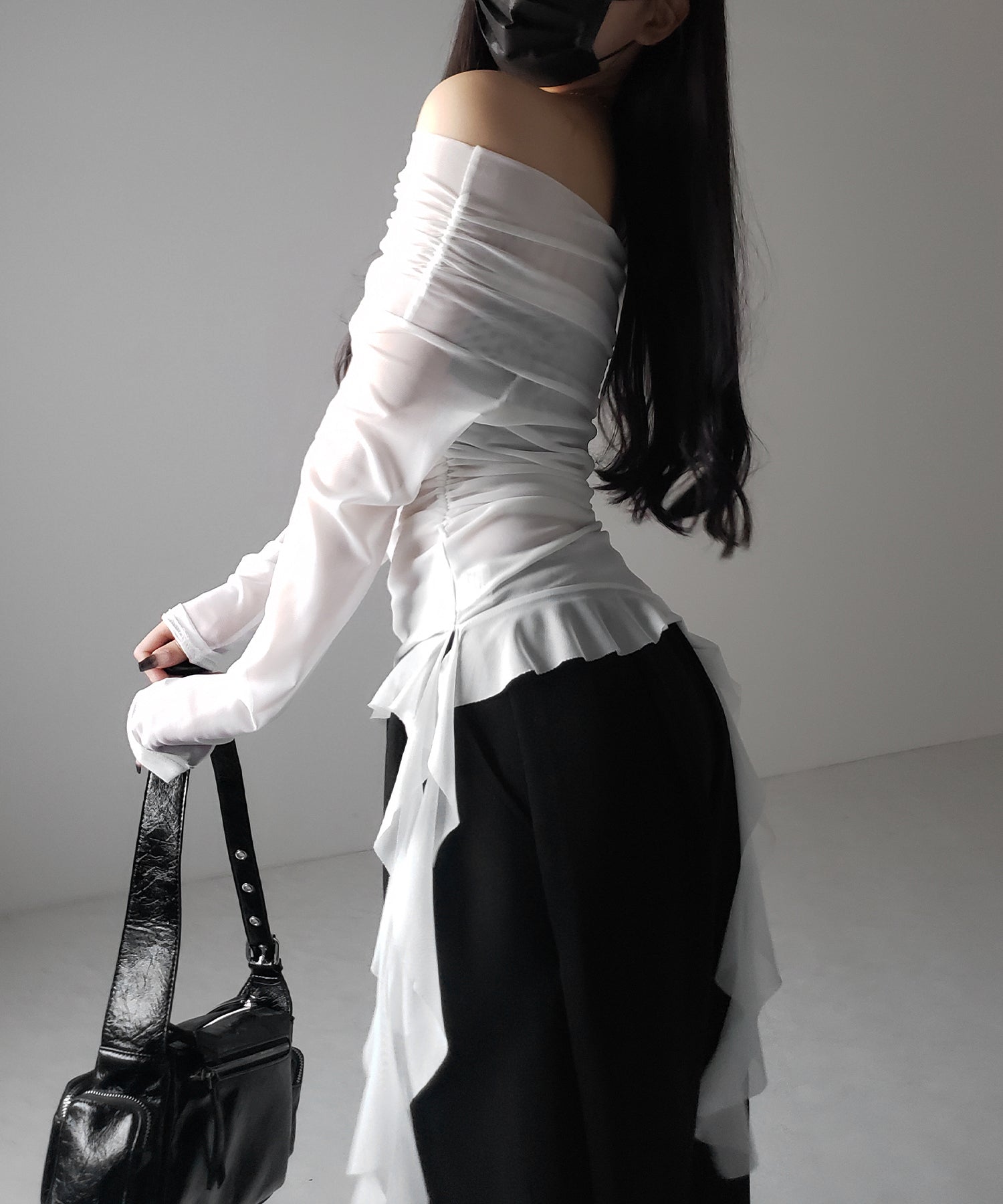 【 ２color 】アシンメトリーフリルオフショルシアートップス ／ asymmetrical frill off-shoulder sheer tops