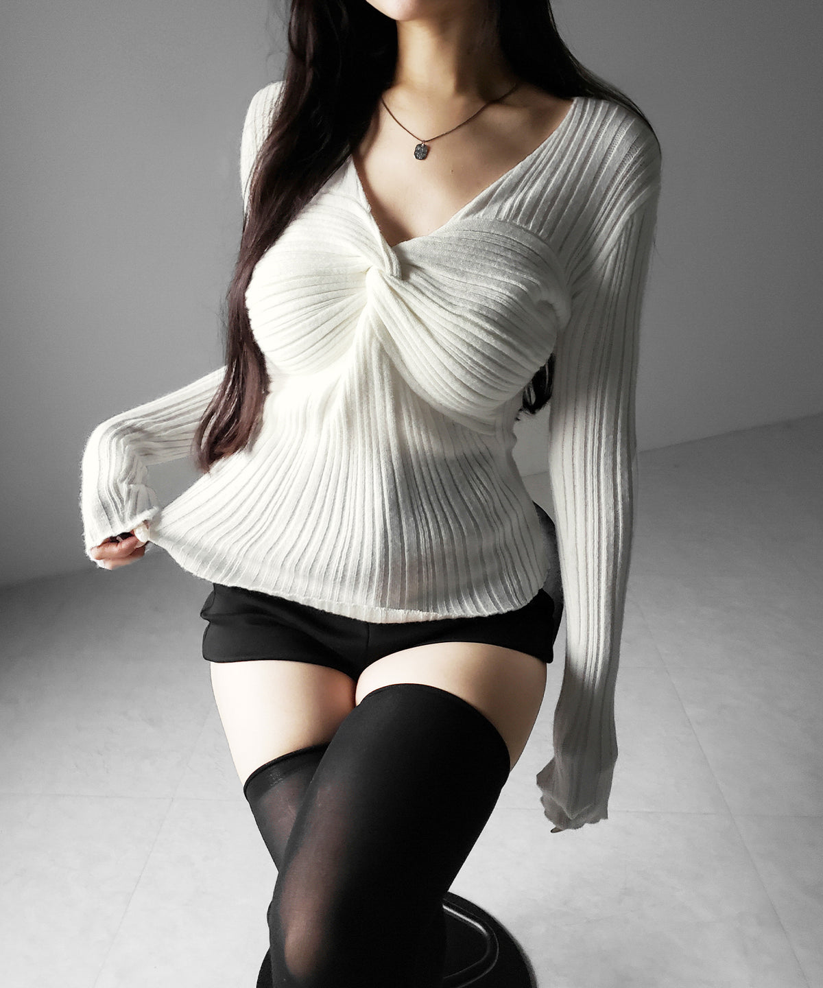 Ⅴネックツイストリブニットトップス ／ V-neck twisted rib knit tops