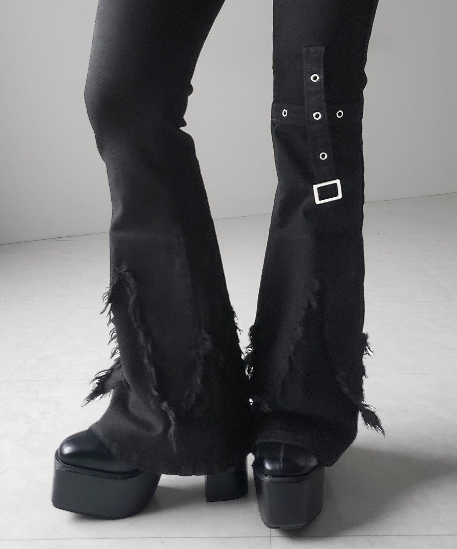 クロスデザインヴィンテージライクフリンジストレッチフレアデニム ／ cross design vintage-like fringe stretch flare denim