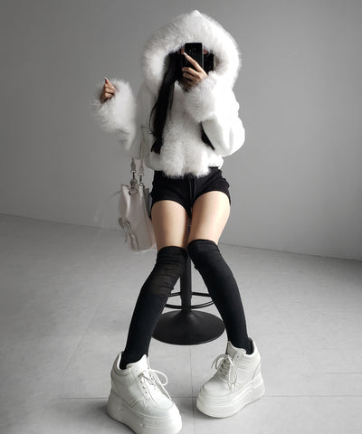 フェイクファーフードレディーショートコート ／ fake fur hoodec lady short coat
