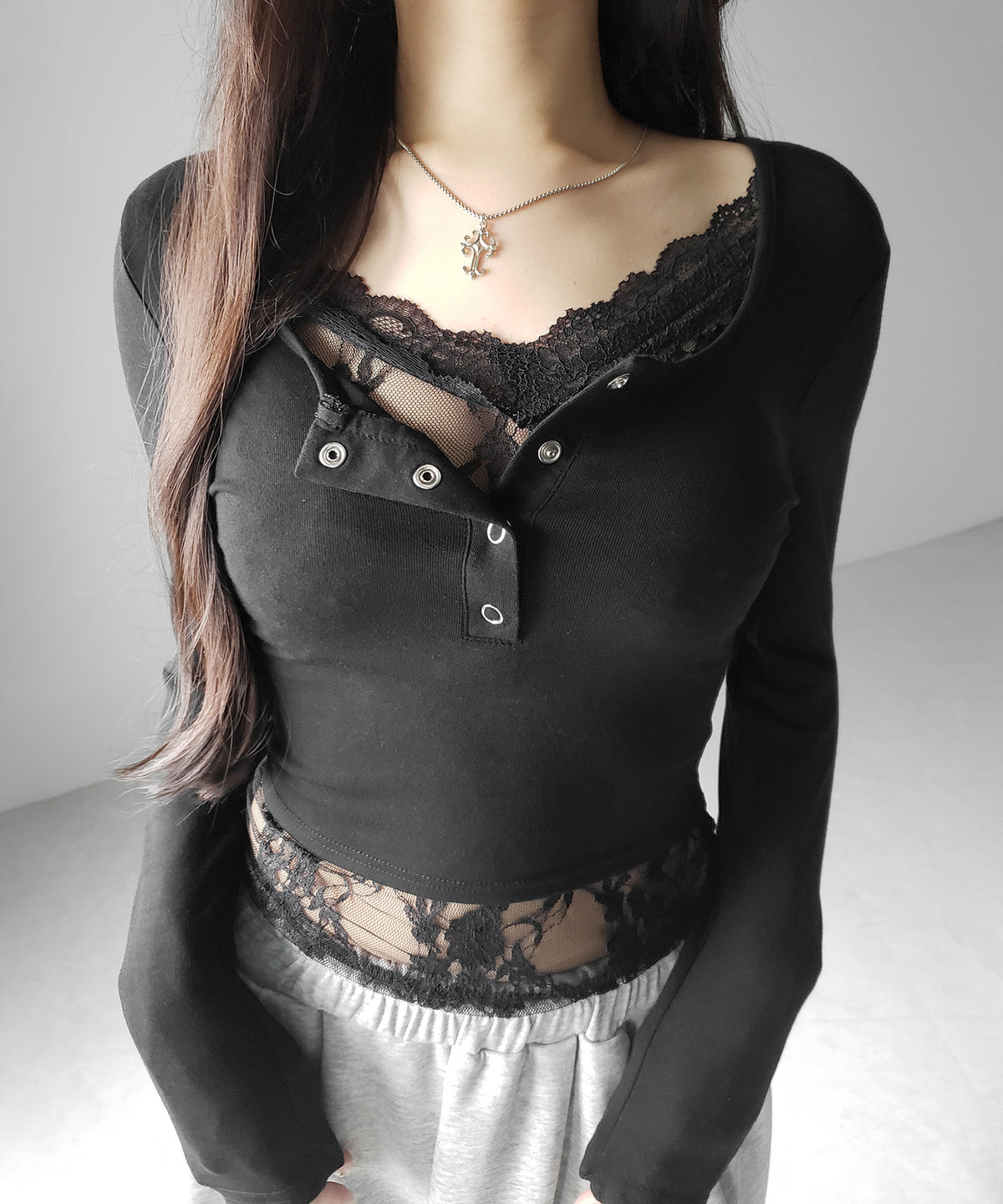 【 人気アイテムの長袖verが新登場！ 】レースレイヤードヘンリーネックスクエア長袖Ｔシャツ ／ lace layered henley neck square long sleeve T-shirt