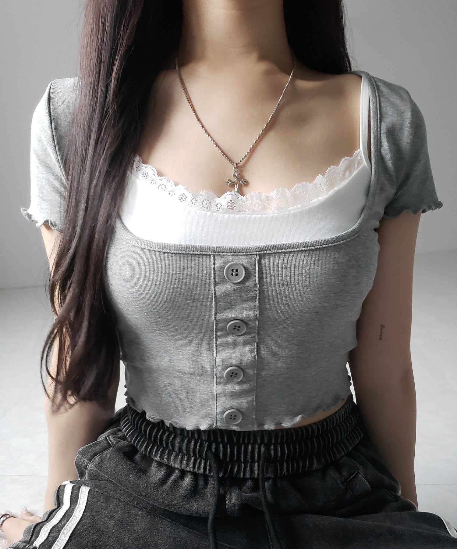 【 ２点セット 】レイヤードレースキャミソール ＋ スクエアネックフロントボタンTシャツ SET
