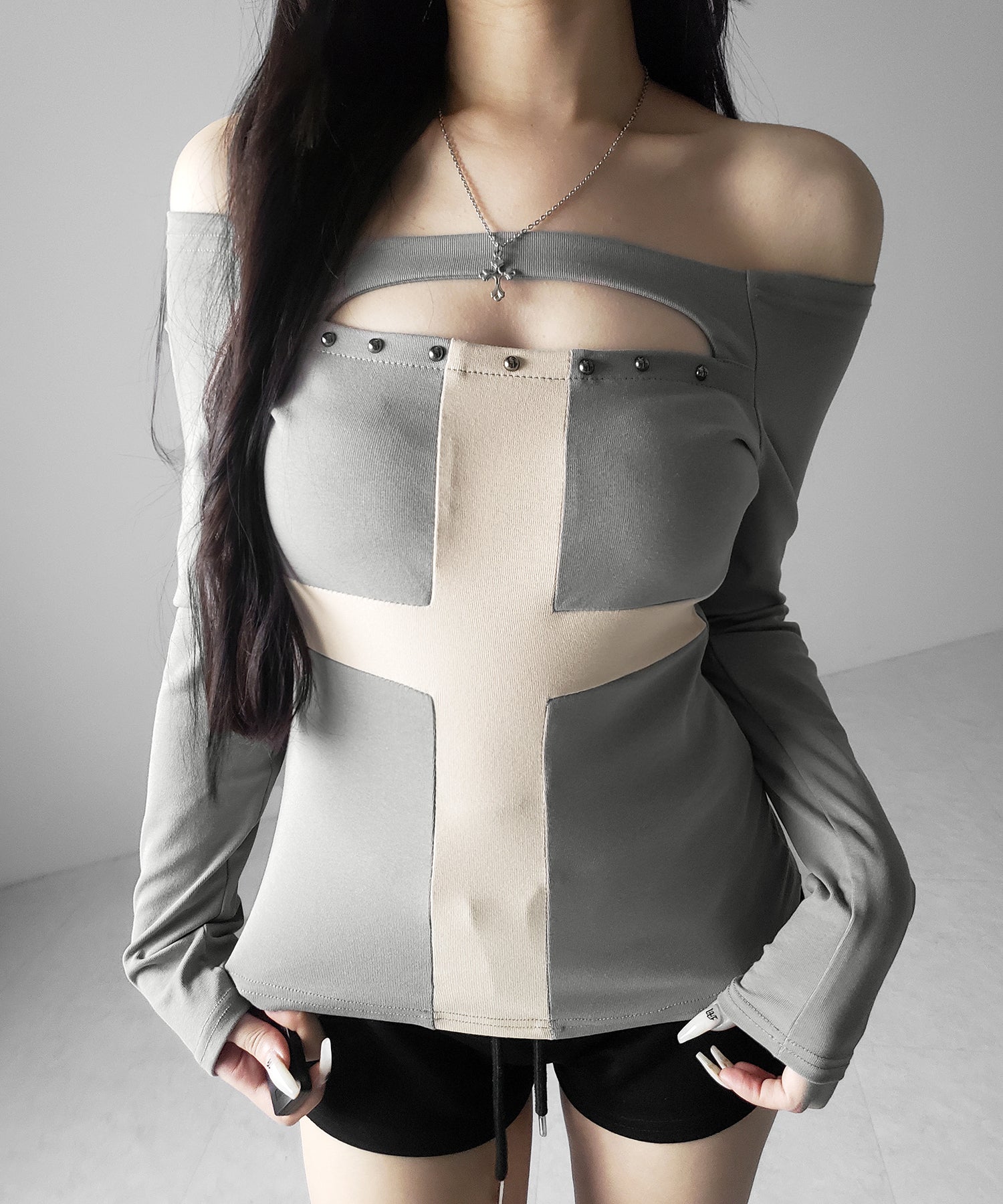 十字架クロスデザインカットアウトオフショルスリムトップス ／ cross design cutout offshoulder slim tops