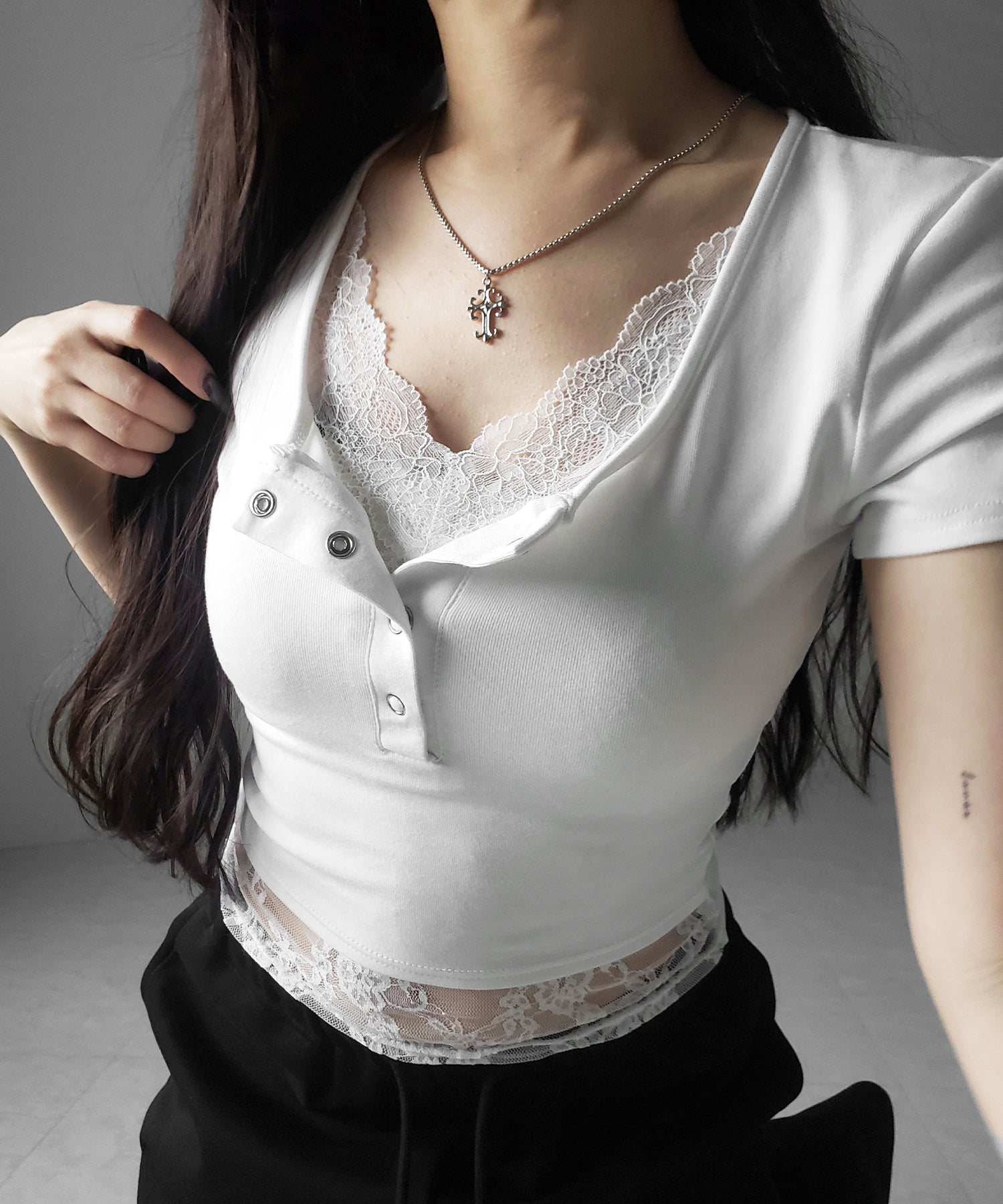 レースレイヤードヘンリーネックスクエア半袖Tシャツ ／ lace layered