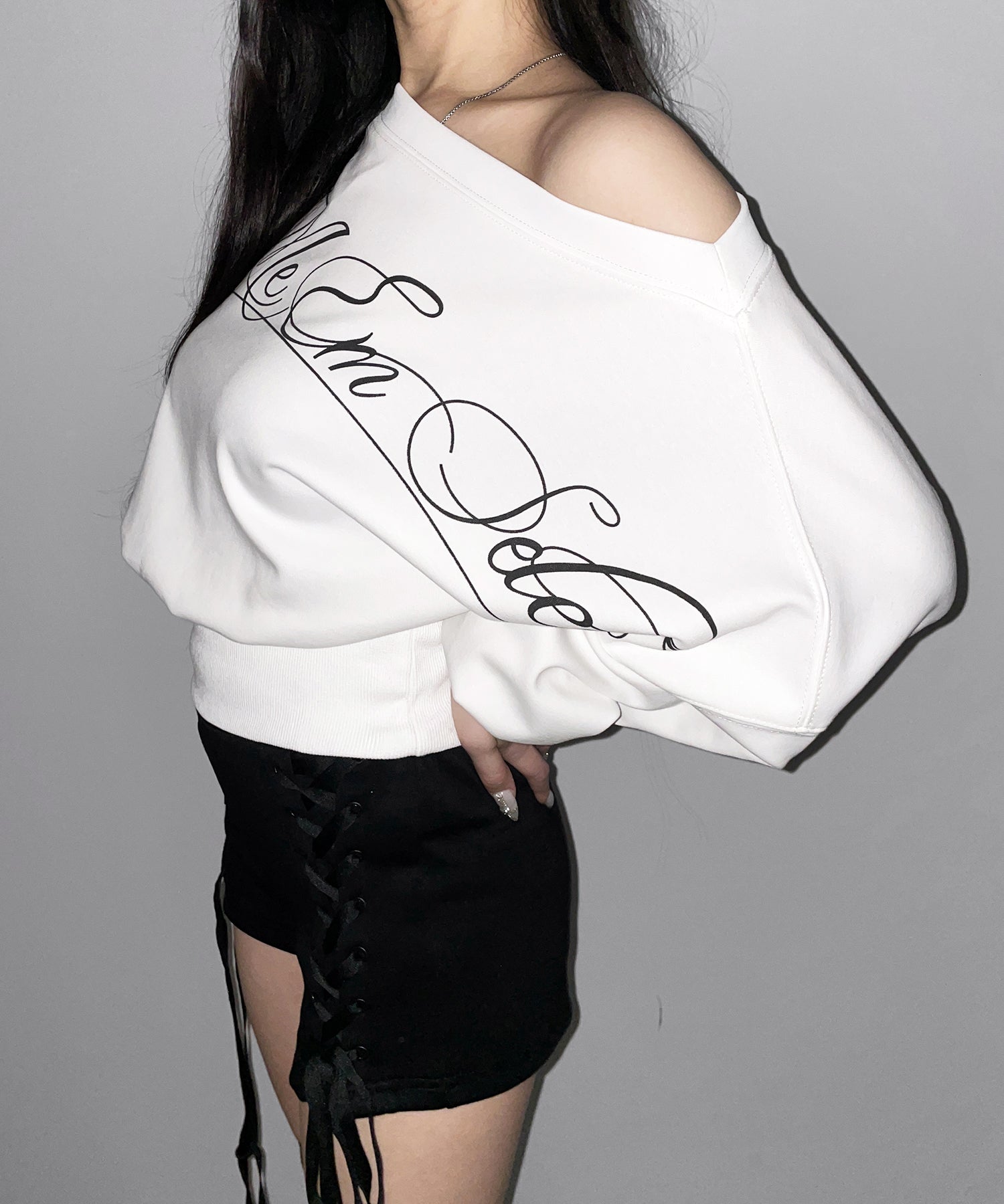 レタリングロゴワンショルショートスウェットライクトップス ／ lettering logo one-shoulder short sweatlike tops