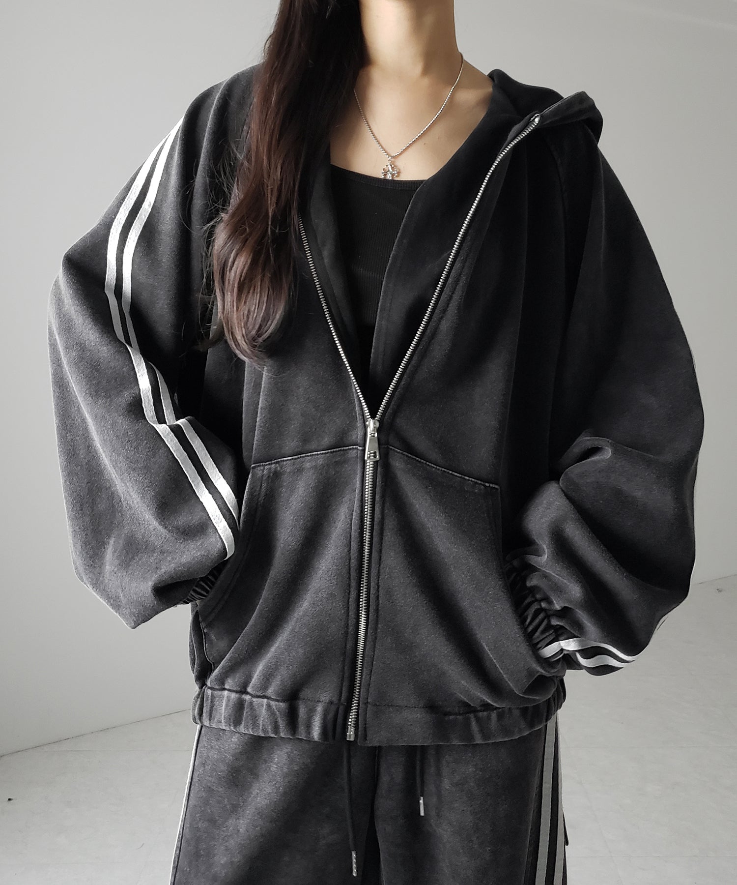 ピグメントヴィンテージ加工サイドラインジップアップパーカー ／ Pigment vintage side line zip-up hoodie