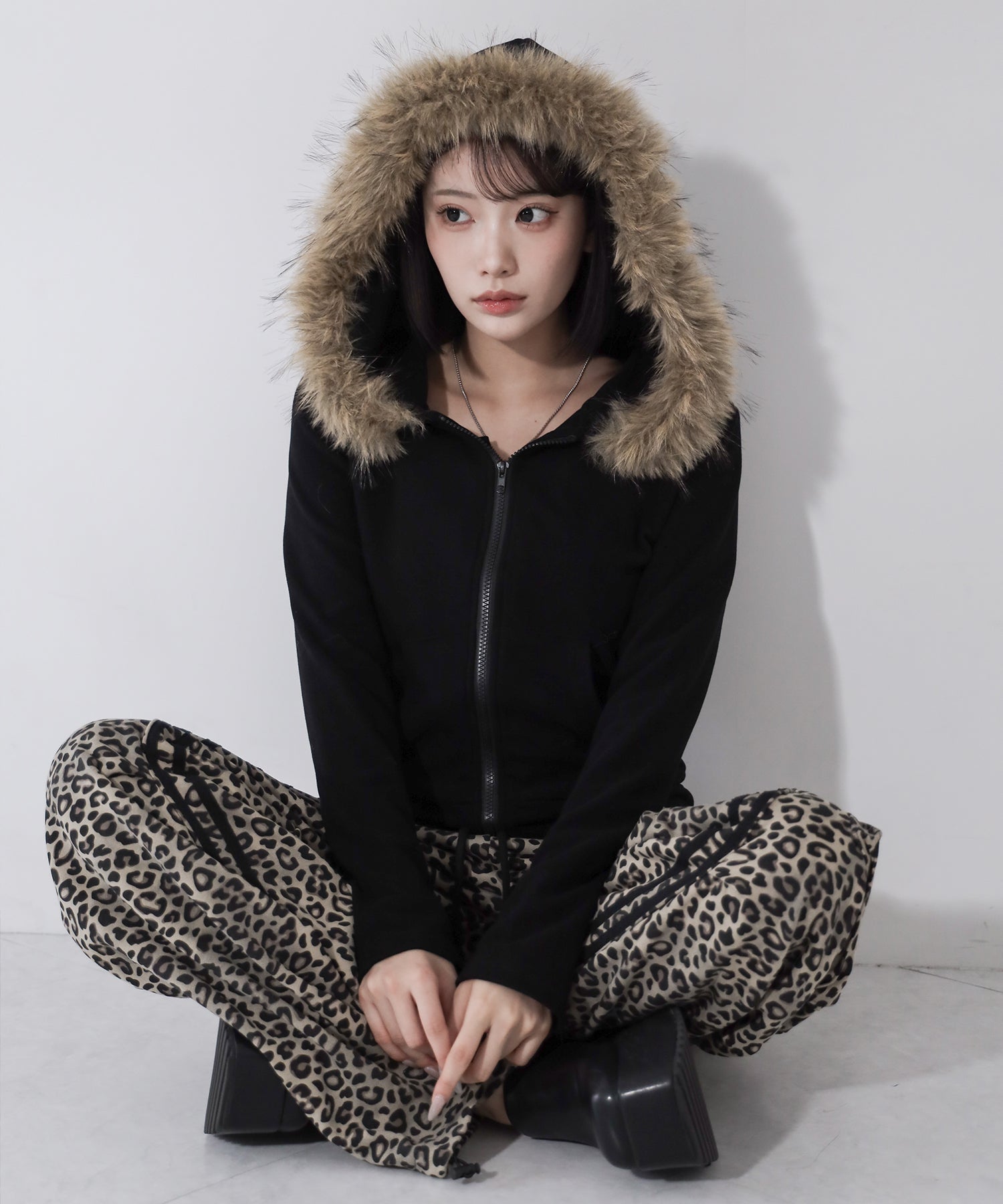 フェイクファーフーディジップアップパーカー ／ fake fur hooded zipup hoodie