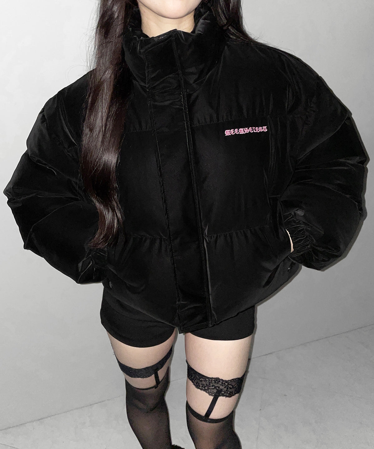 【 新色ピンクが追加！ 】グランジロゴ刺繍ショートパフ中綿ジャケット ／ grunge logo embroidery short puff fake down jacket