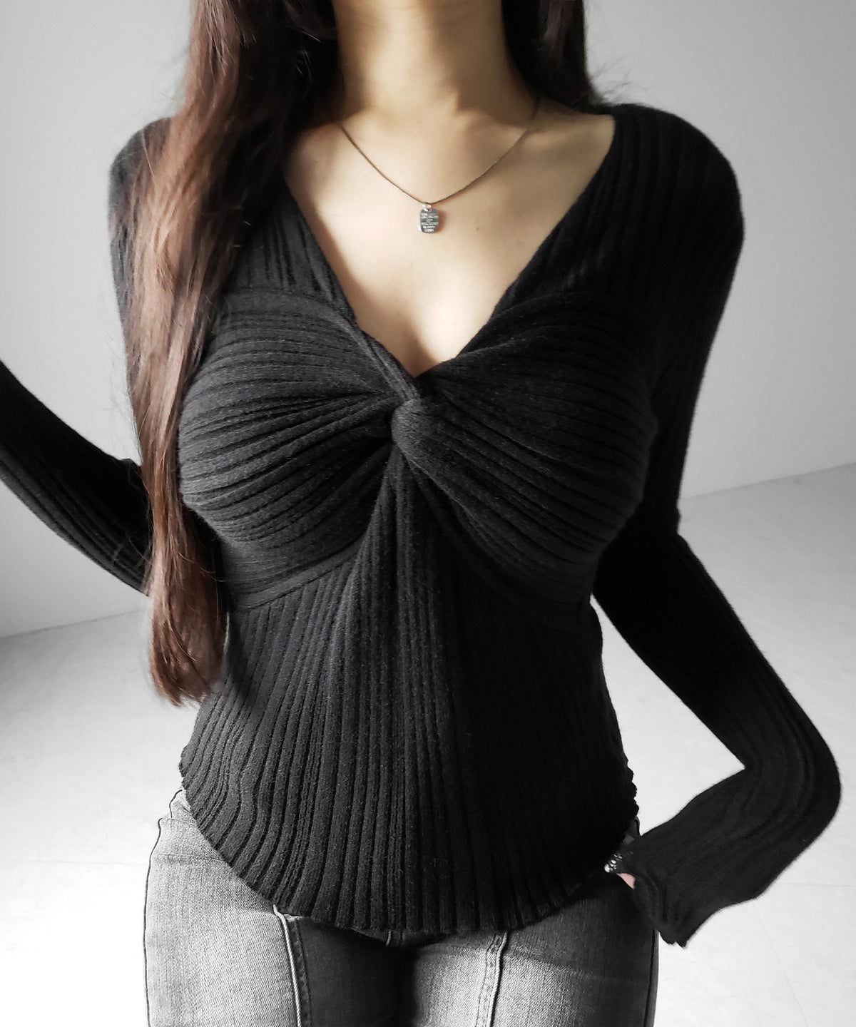 Ⅴネックツイストリブニットトップス ／ V-neck twisted rib knit tops