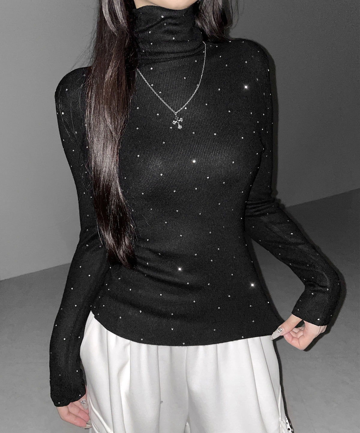 ラインストーンタートルニットトップス ／ Rhinestone turtleneck knit tops