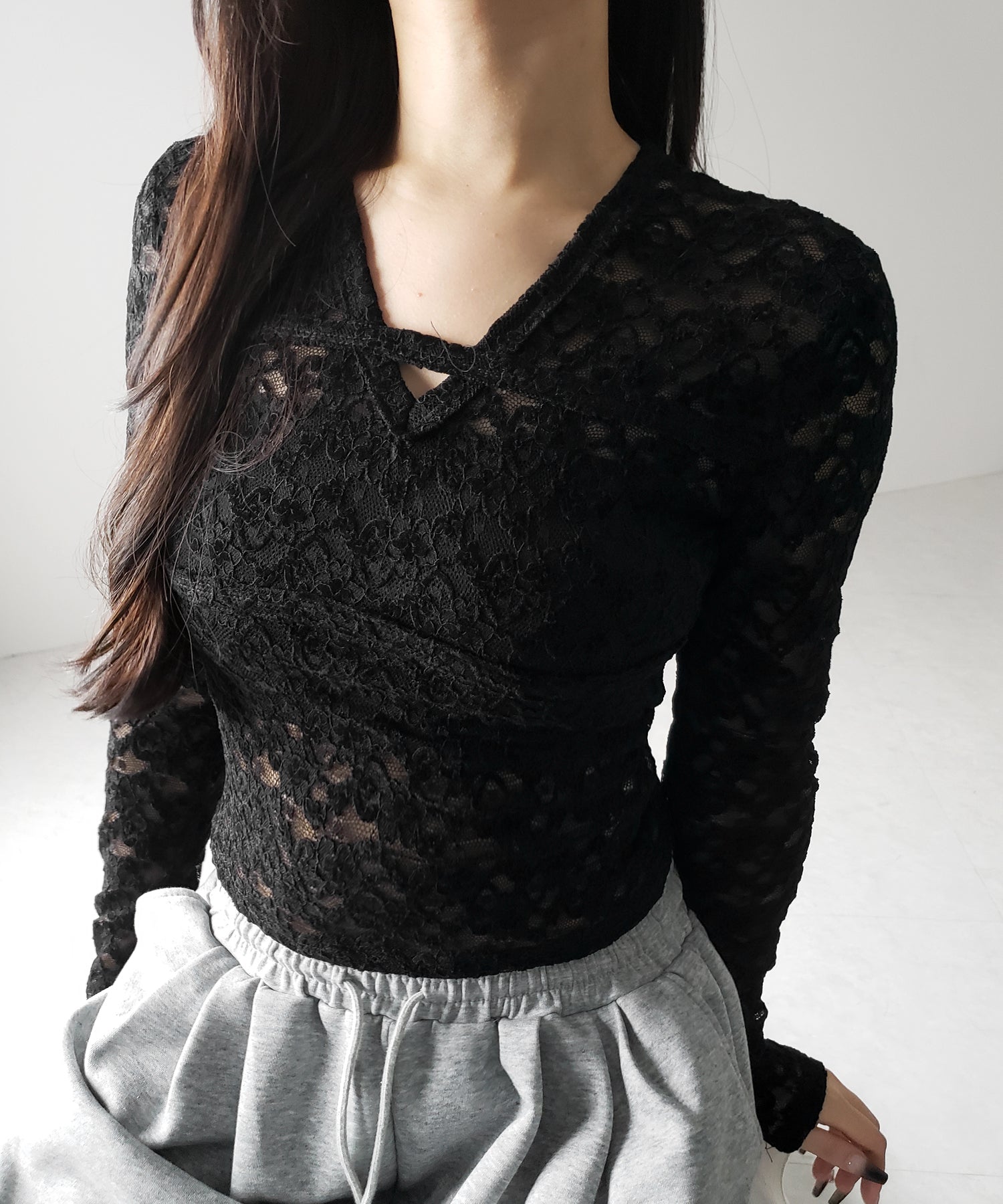 【 ２color 】Vネックスリムラインレーストップス ／ V-neck slimline lace tops