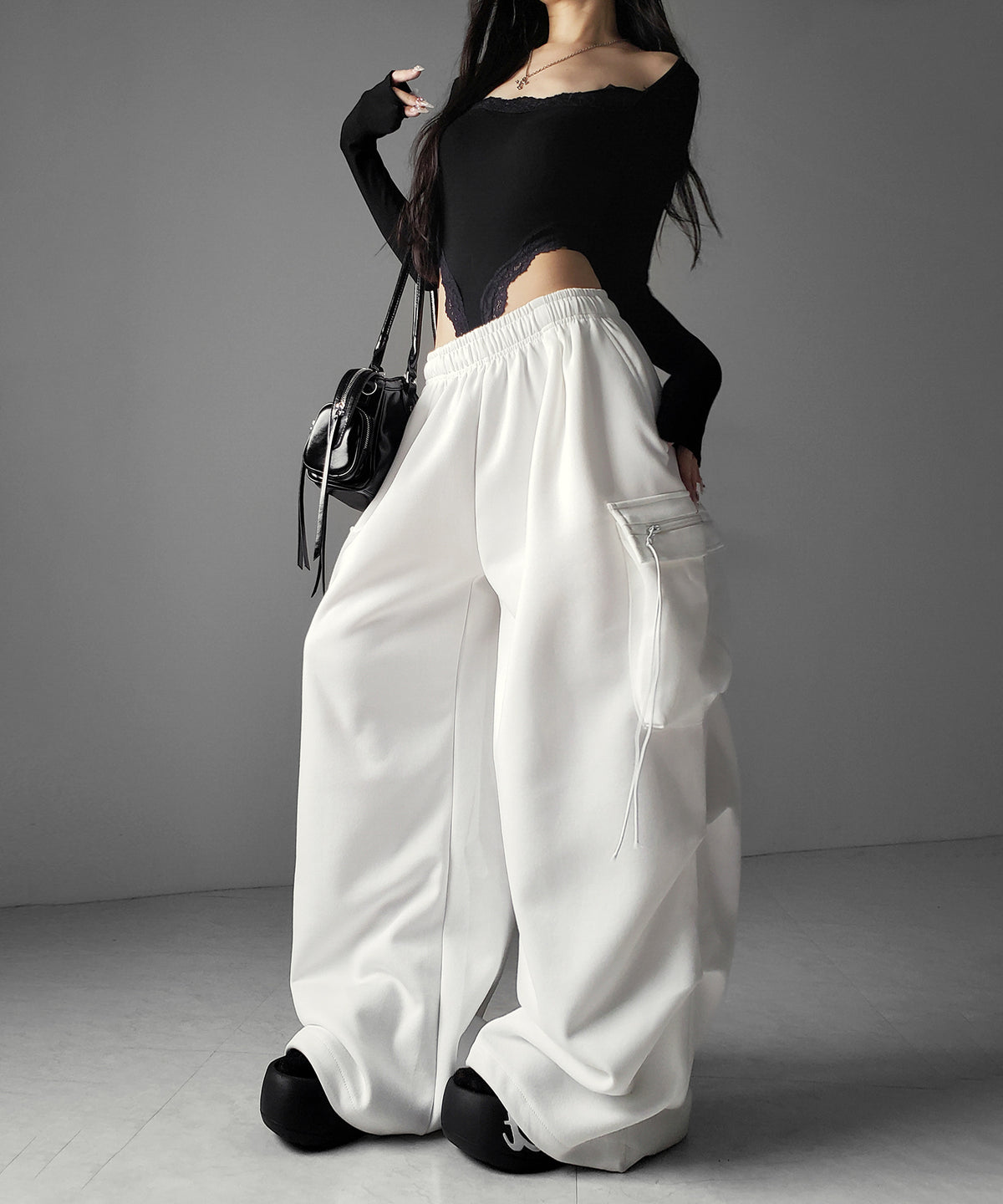 【 裾絞り可能２WAY 】ドローコードタックワイドカーゴスウェットパンツ ／ drawcord tuck wide cargo sweatpants