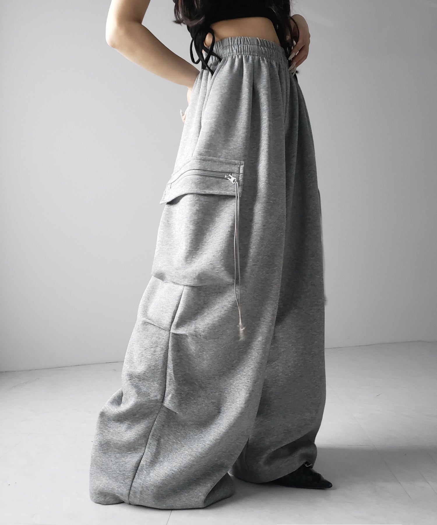 【 裾絞り可能２WAY 】ドローコードタックワイドカーゴスウェットパンツ ／ drawcord tuck wide cargo sweatpants