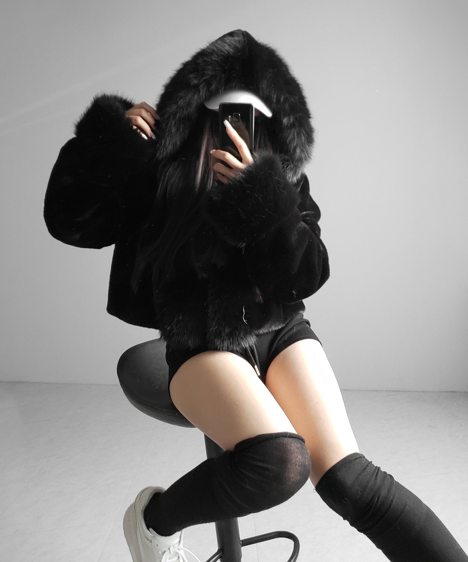 フェイクファーフードレディーショートコート ／ fake fur hoodec lady short coat