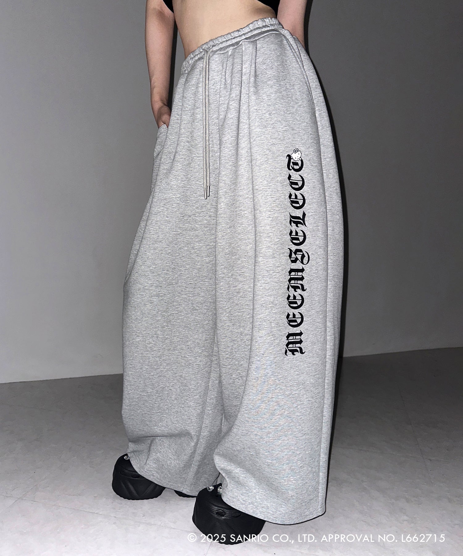 【 HELLO KITTY × me+em select 】ハローキティグランジロゴワイドスウェットパンツ ／ Hello Kitty grunge logo wide sweatpants 【 セットアップ着用可能 】