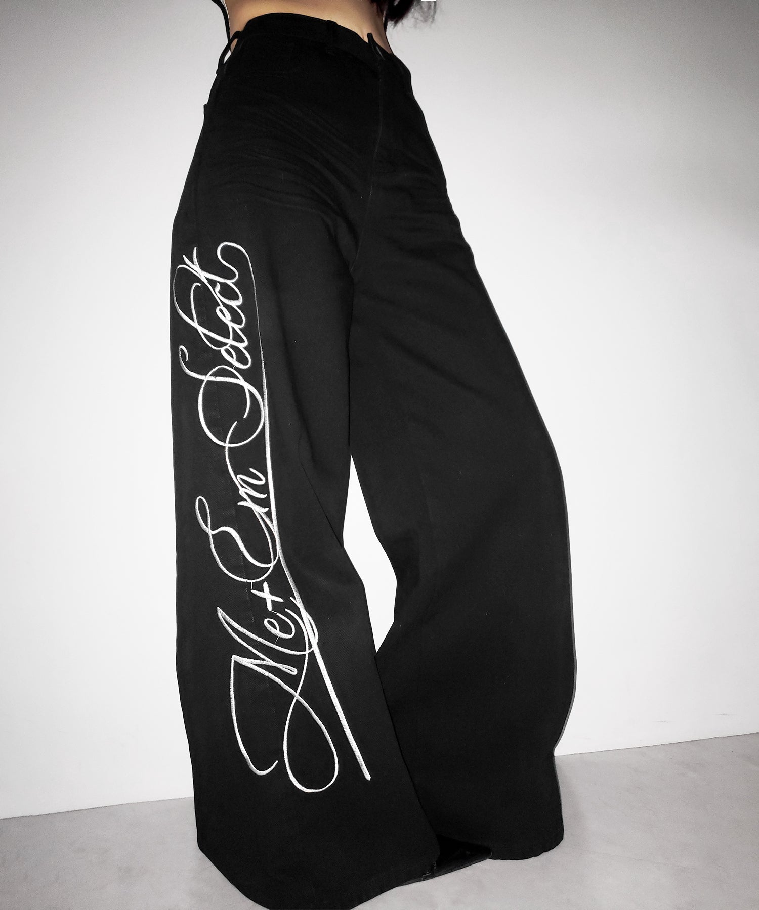 レタリングロゴ刺繍ハイウエストワイドブラックデニム ／ lettering logo embroidery high waist wide black denim