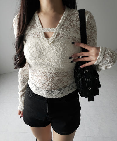 【 ２color 】Vネックスリムラインレーストップス ／ V-neck slimline lace tops