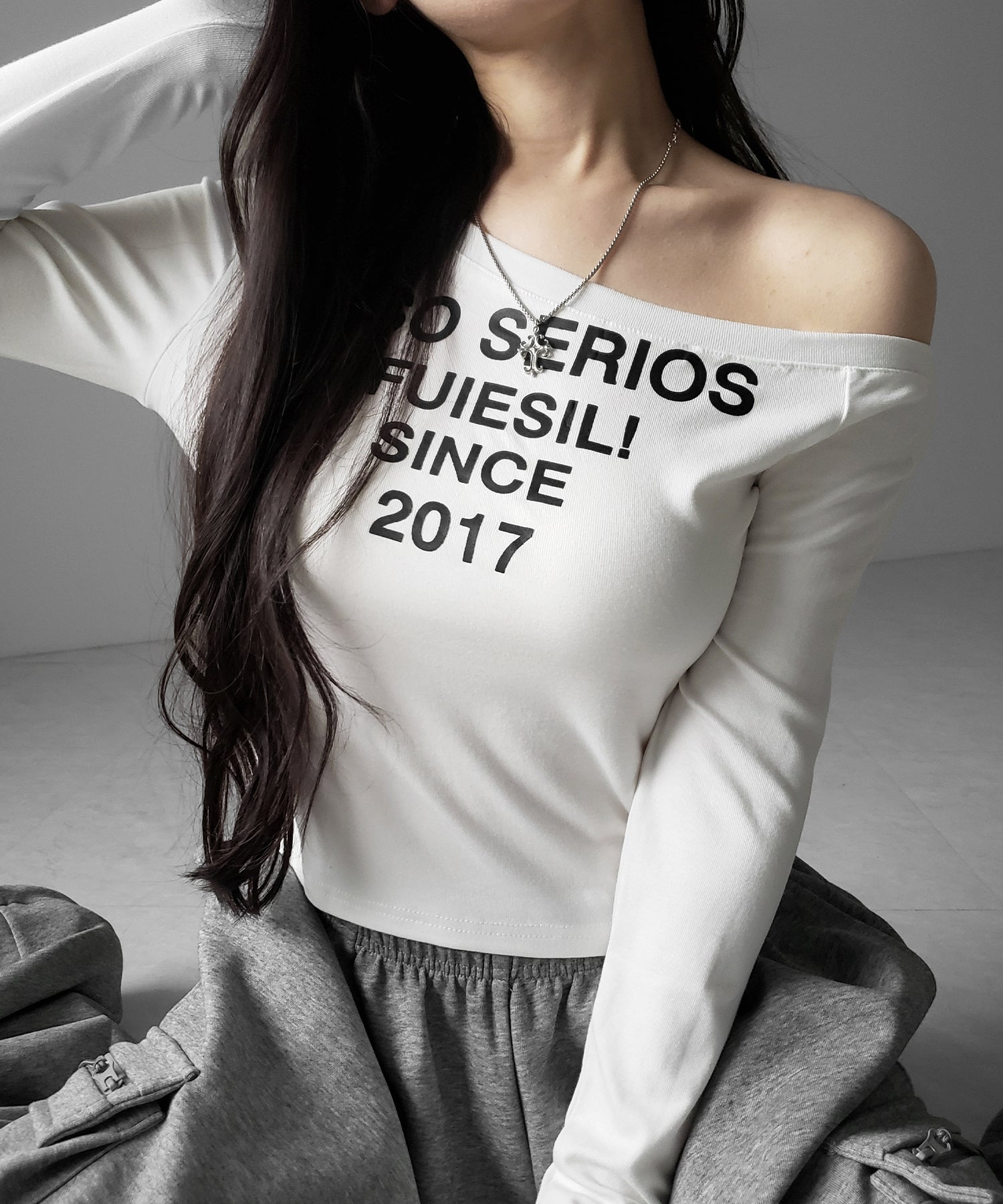 コンパクトロゴワンショルルーズロンT ／ compact logo one-Shoulder loose long-sleeve T-Shirt