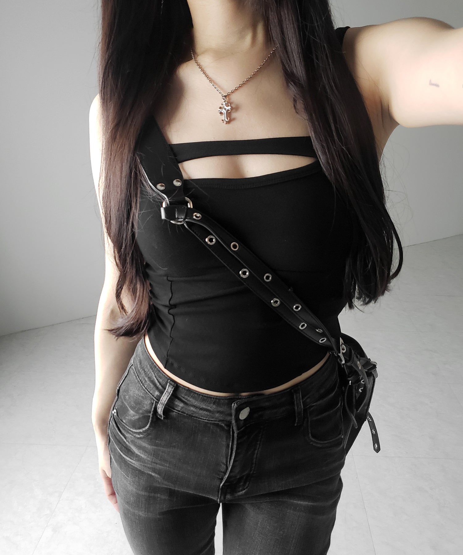 【 ３color ／ カップ付き 】胸開きカットアウトデザインスリムキャミソール ／ chest open cutout design slim camisole