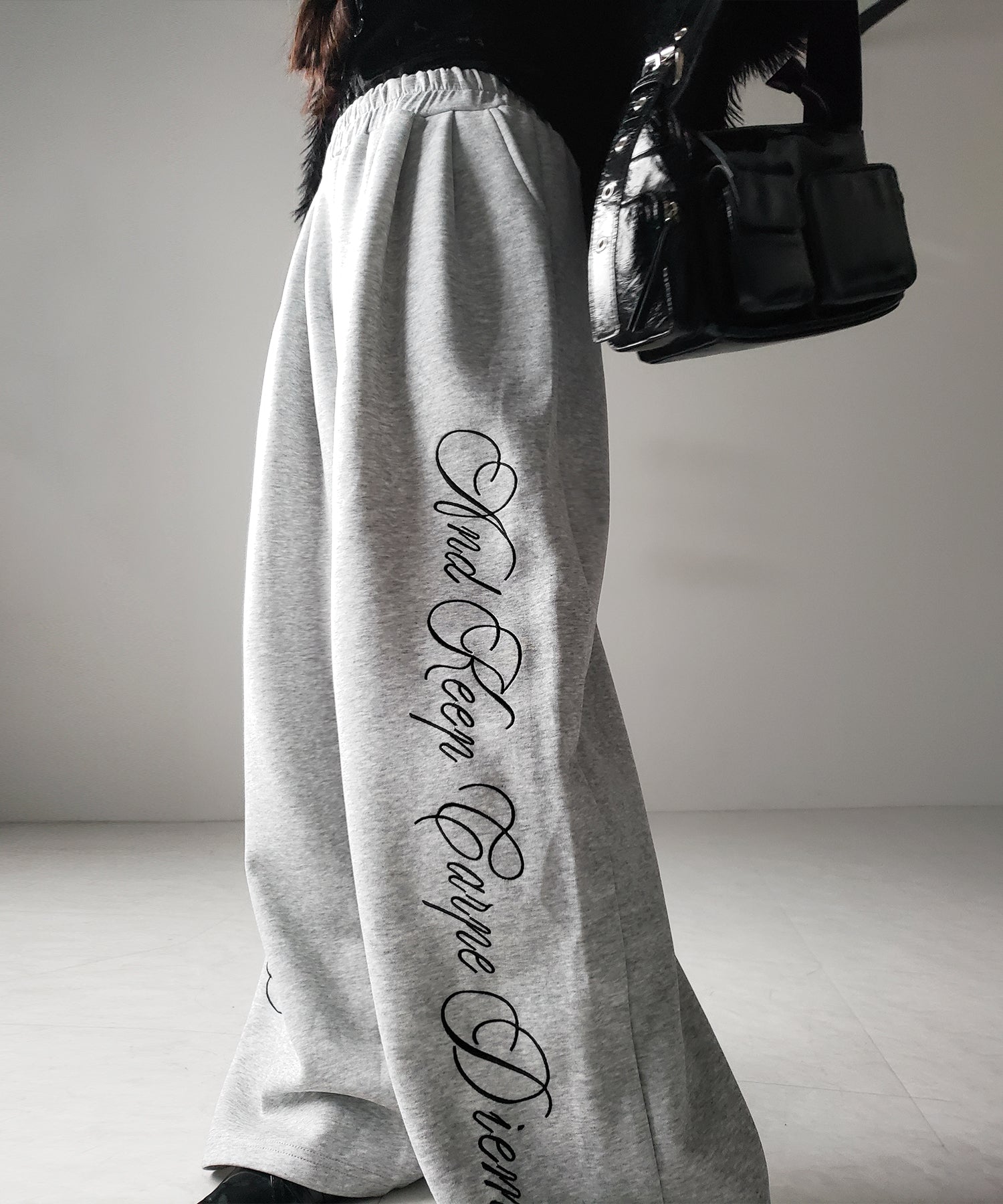 レタリングロゴ刺繍ワイドスウェットパンツ ／ lettering logo embroidery wide sweatpants