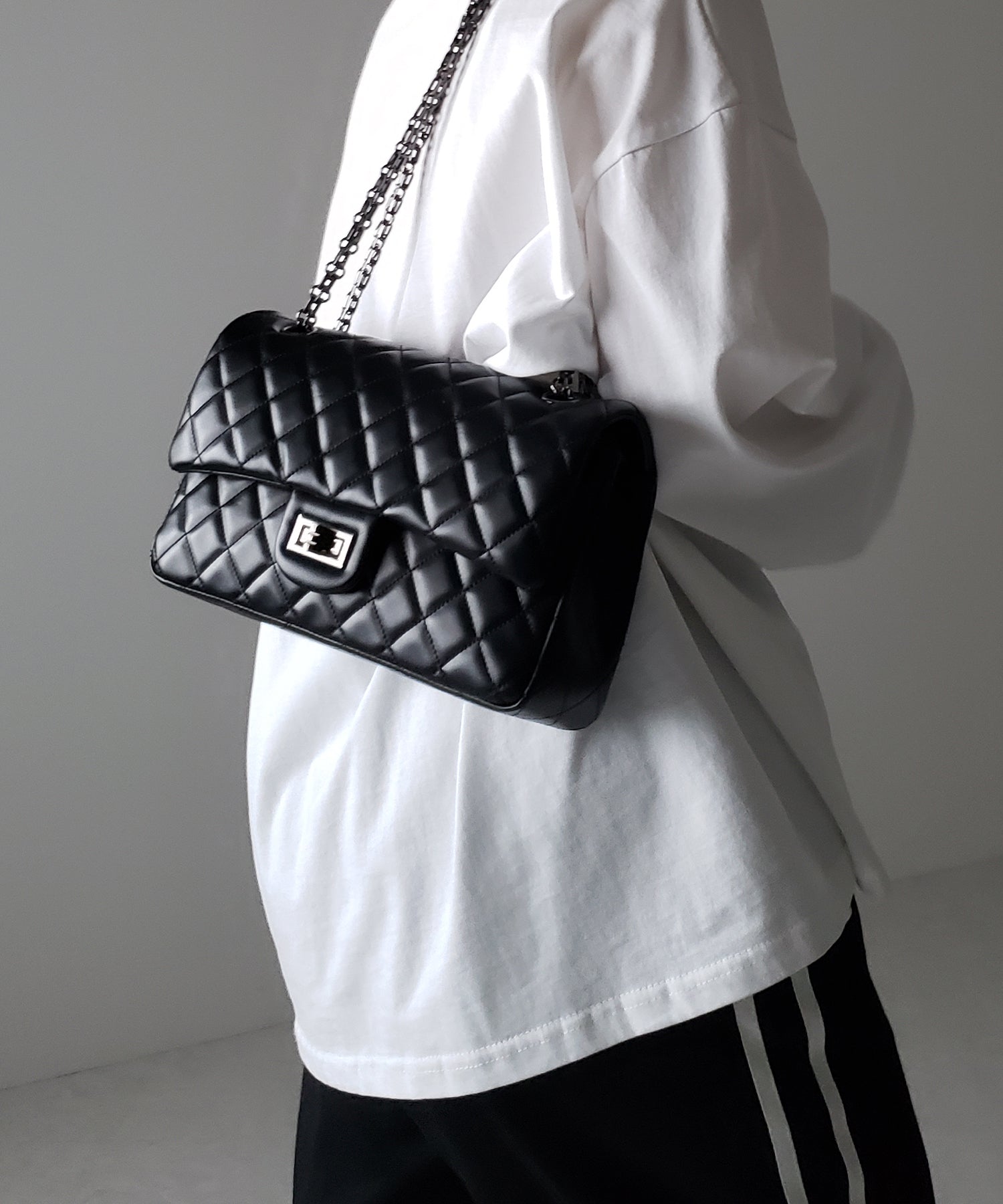 【 ２color 】キルティングチェーンスクエアショルダーバッグ ／ quilting chain square shoulder bag