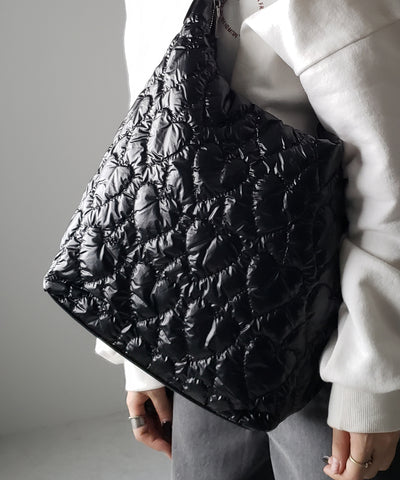 【 ３color ／ A4収納可能 】メタリックハートキルティングショルダーバッグ